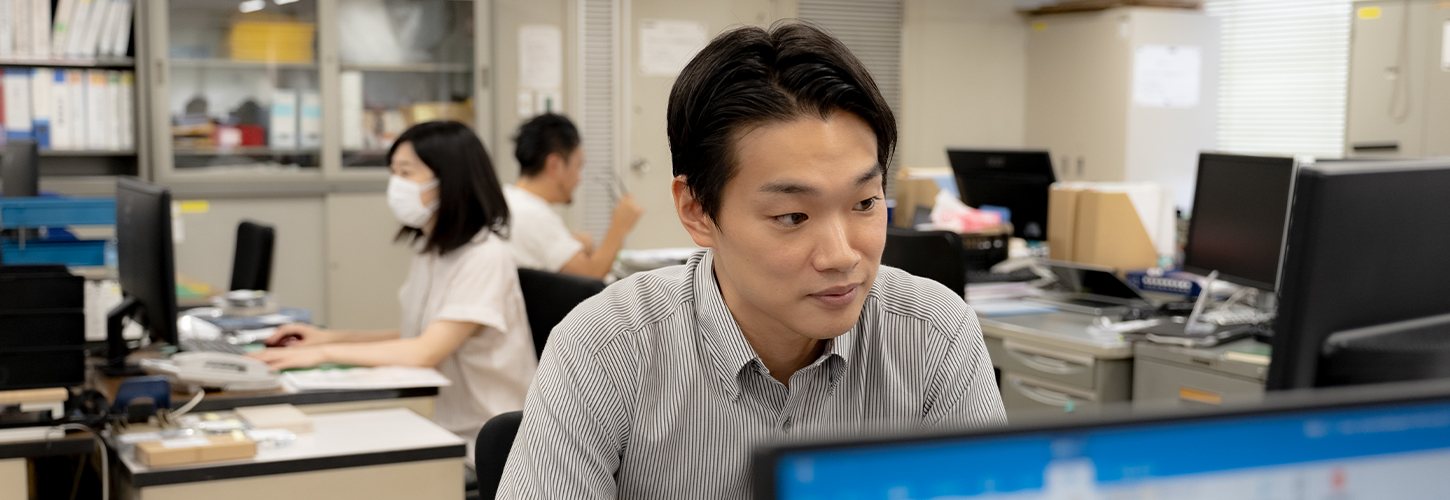 営業職は、単なる販売活動に留まらず、お客様との信頼関係を築き、長期的なパートナーシップを構築する重要な役割を担っています。営業職の主な仕事内容は以下の通りです。