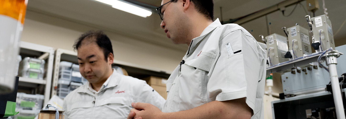 生産技術職は、製品の品質と生産効率を向上させるための重要な役割を担っています。生産技術職の主な仕事内容は以下の通りです。